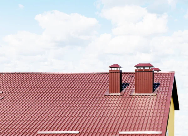 Das Dach Besteht Aus Kastanienbraunen Metallziegeln Mit Einem Schornstein Eines — Stockfoto