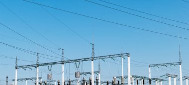 Şehre elektrik sağlamak için yüksek voltajlı kabloları olan modern bir istasyon.