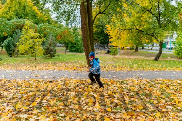 Garotinho Parque Cidade Outono Brincando Correndo — Fotografia de Stock