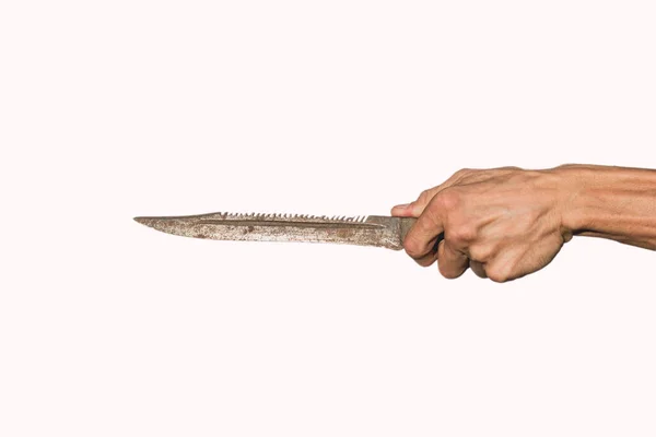 Eski paslı bıçak beyaz arka planda bir yetişkinin elinde.