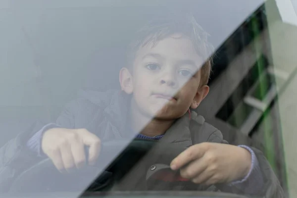Маленький Мальчик Сидит Рулем Большой Машины Вид Спереди — стоковое фото