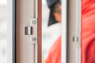 Plastik bir pencerenin parçası. Aksesuarlar, saplar, perdeler.