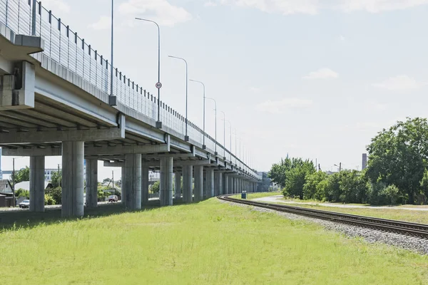 Θραύσμα Γέφυρας Αυτοκινητοδρόμου Κοντά Στη Σιδηροδρομική Γραμμή — Φωτογραφία Αρχείου