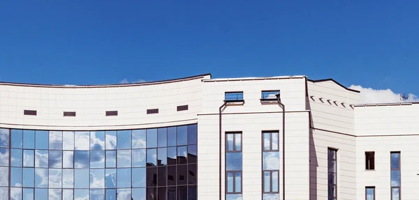 Fragmento Edificio Administrativo Ciudad Con Grandes Ventanas Panorámicas —  Fotos de Stock