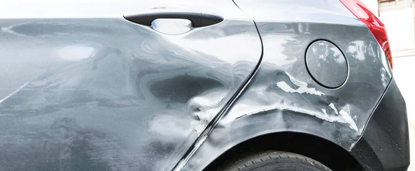 Arka çamurlukta ve araba kapısında çukur var. Çentikler ve kırık boya kaplamaları modern otomobillere