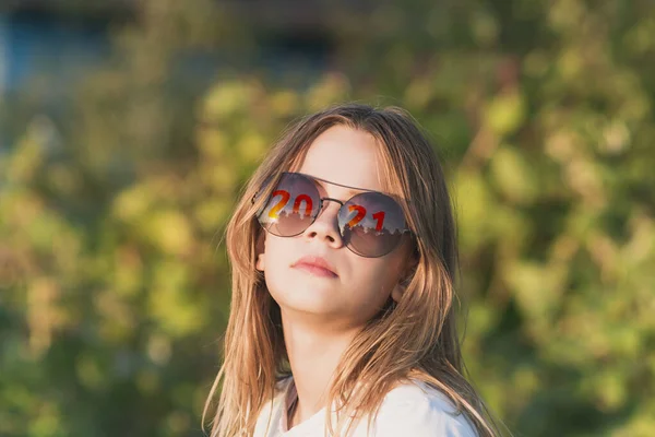 Ένα Νεαρό Κορίτσι Γυαλιά Κατά Διάρκεια Του Βραδινού Ηλιοβασιλέματος — Φωτογραφία Αρχείου
