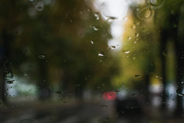 Imagem Desfocada Através Janela Carro Paisagem Outono Cidade Durante Chuva — Fotografia de Stock