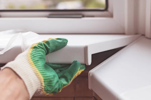 Dělník Rukavicích Postaví Parapety Rám Balkónu Materiál Bílého Plastu — Stock fotografie