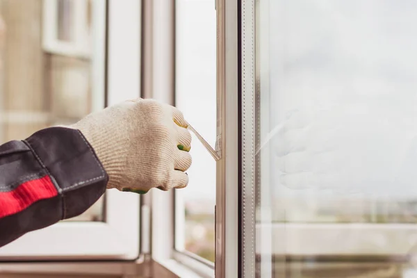 İşçi, kurulumdan sonra koruyucu bandı plastik çerçevelerden çıkarır.