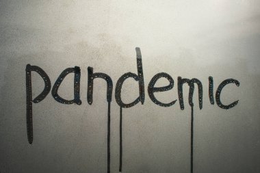 Sabahın erken saatlerinde sis camına yazı yazmak. Salgın