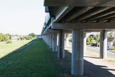 Köprü desteğinin güçlendirilmiş beton kolonları. Şehirde yeni uzun viyadük