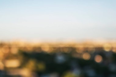 Çevredeki evin penceresinden gelen bulanık görüntü.