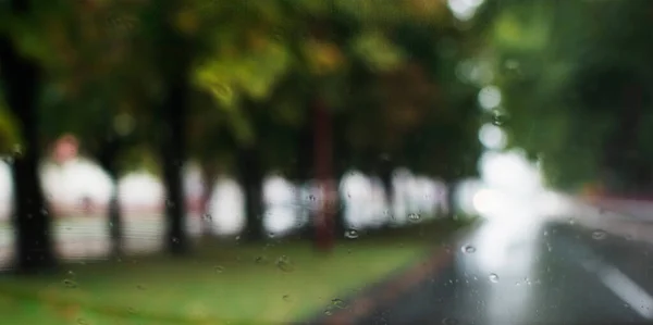 Imagem Desfocada Através Janela Carro Paisagem Outono Cidade Durante Chuva — Fotografia de Stock