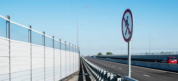 Yeni Uzun Yol Köprüsünde Demir Parmaklıklar — Stok fotoğraf