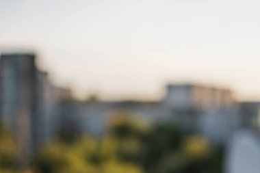 Çevredeki evin penceresinden gelen bulanık görüntü.