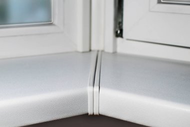 Yeni balkon çerçevesinden pencere pervazları. Balkondaki PVC pencereleri beyaz