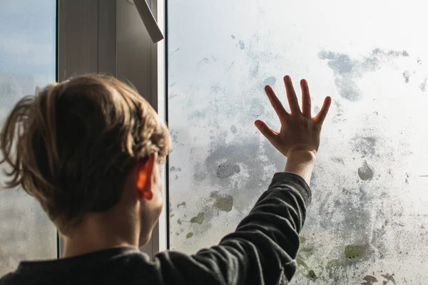 Een Jongetje Tekent Een Mistig Nat Raam Herfst — Stockfoto