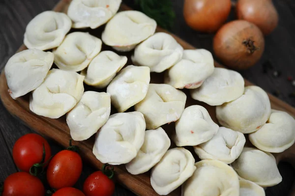 Knödel manuell formen. Rustikales Essen. Selektiver Fokus. — Stockfoto