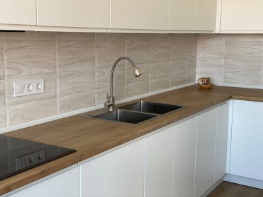 Modern mutfak iç dekorasyonu. Dolaplar buzdolabını batırır.