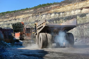 Büyük taş ocağı damperli kamyon. Damper Rock'da yükleniyor. Kömür vücut çalışma kamyona yükleniyor. Araştırma kamyon madencilik makine açık Ocak kömür taşımak için