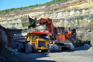 Büyük taş ocağı damperli kamyon. Damper Rock'da yükleniyor. Kömür vücut çalışma kamyona yükleniyor. Araştırma kamyon madencilik makine açık Ocak kömür taşımak için