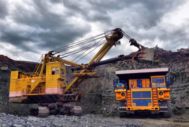 Büyük taş ocağı damperli kamyon. Damper Rock'da yükleniyor. Kömür vücut çalışma kamyona yükleniyor. Araştırma kamyon madencilik makine açık Ocak kömür taşımak için