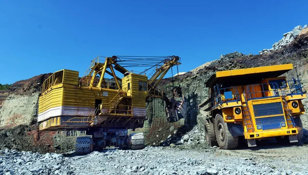 Large Quarry Dump Truck Loading Rock Dumper Loading Coal Body — Stock Photo, Image