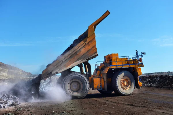 Grande Carregador Mineração Descarrega Minério Extraído Rocha Vista Pelas Traseiras — Fotografia de Stock