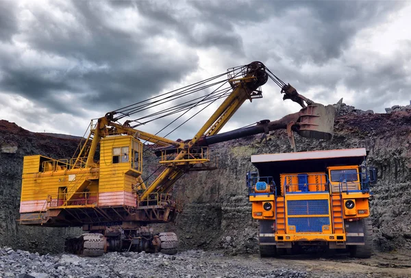 Large Quarry Dump Truck Loading Rock Dumper Loading Coal Body — Stock Photo, Image