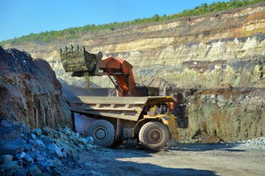 Büyük taş ocağı damperli kamyon. Damper Rock'da yükleniyor. Kömür vücut çalışma kamyona yükleniyor. Araştırma kamyon madencilik makine açık Ocak kömür taşımak için