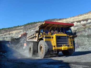 Büyük taş ocağı damperli kamyon. Damper Rock'da yükleniyor. Kömür vücut çalışma kamyona yükleniyor. Araştırma kamyon madencilik makine açık Ocak kömür taşımak için