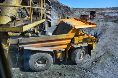 Büyük taş ocağı damperli kamyon. Damper Rock'da yükleniyor. Kömür vücut çalışma kamyona yükleniyor. Araştırma kamyon madencilik makine açık Ocak kömür taşımak için