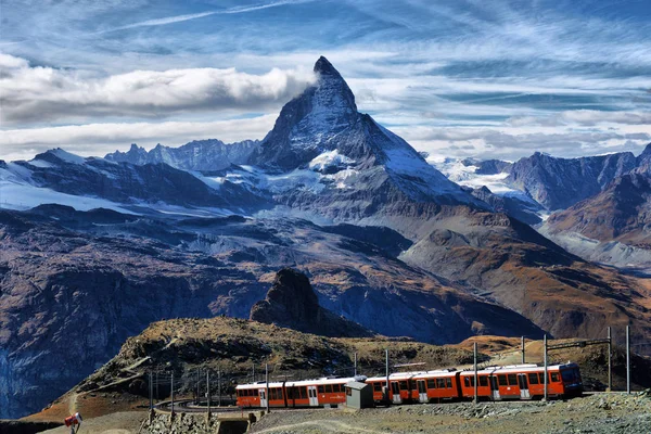 Zermatt Suiza Famoso Tren Turístico Rojo Eléctrico Que Desciende Región — Foto de Stock