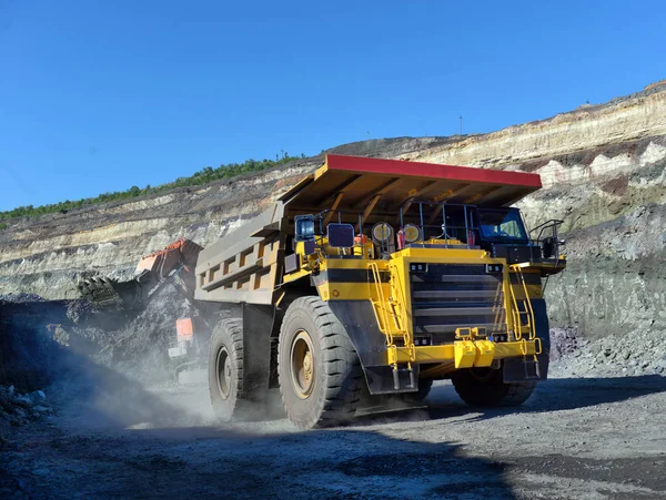大型采石场倾卸卡车 把石头装进翻车机里将煤装入车身工作车 矿山卡车开采机械 从露天煤矿运煤 — 图库照片
