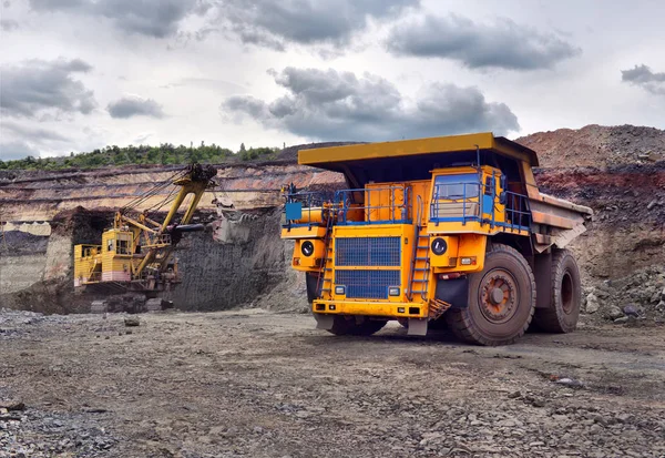 Stora Stenbrott Dumper Laddar Klippan Dumper Läsa Kol Kroppen Arbetet — Stockfoto