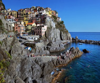 Alacakaranlıkta Manarola köyü. Manarola La Spezia Liguria ilinde Kuzey İtalya'daki küçük bir kasabadır