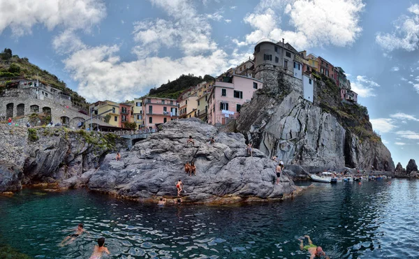 夕暮れマナローラ村 Manarola はイタリアのリグーリア州ラ スペツィアの州北部の小さな町です — ストック写真