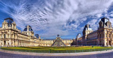 Paris - 04 Temmuz 2010: Louvre Müzesi, gece Eylül, Paris - 04 Temmuz 2010. Dünyanın en büyük müzelerinden biri ve önemli turistik Paris Louvre biridir.