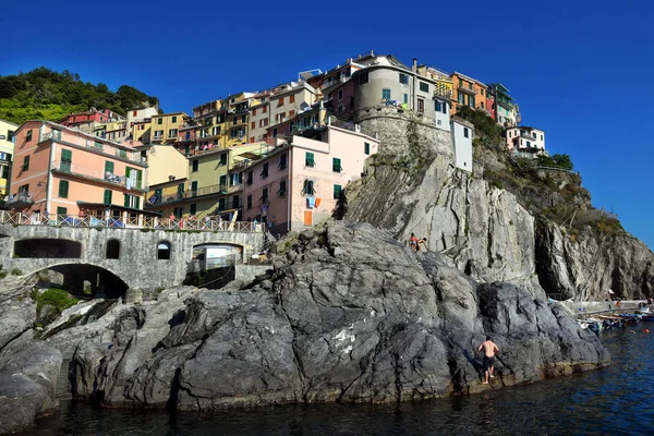 2018 年にイタリア Manarola 夕暮れマナローラ村 Manarola は北イタリアのリグーリア州ラ スペツィアの州の小さな町 2018 年にイタリア Manarola — ストック写真