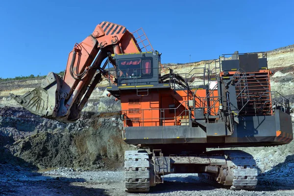 大規模な採石場のダンプ トラック ダンパで岩をロードします 体作業トラックに石炭を読み込んでいます 露天からの石炭を輸送するためのマイニング トラック鉱山機械 — ストック写真
