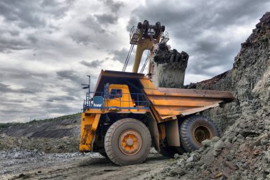 Büyük taş ocağı damperli kamyon. Damper Rock'da yükleniyor. Kömür vücut çalışma kamyona yükleniyor. Araştırma kamyon madencilik makine açık Ocak kömür taşımak için