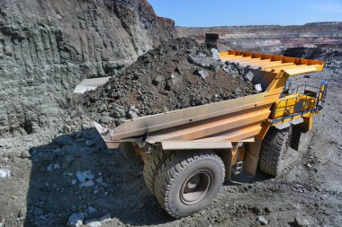 Büyük taş ocağı damperli kamyon. Damper Rock'da yükleniyor. Kömür vücut çalışma kamyona yükleniyor. Araştırma kamyon madencilik makine açık Ocak kömür taşımak için