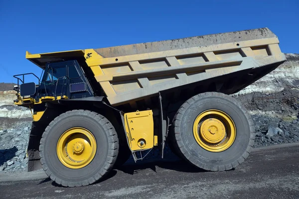 大規模な採石場のダンプ トラック ダンパで岩をロードします 体作業トラックに石炭を読み込んでいます 露天からの石炭を輸送するためのマイニング トラック鉱山機械 — ストック写真
