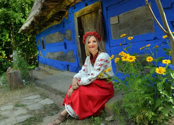 Ukrainian Girl National Clothes Background Old Houses Ukrainian Village — Stock Photo, Image