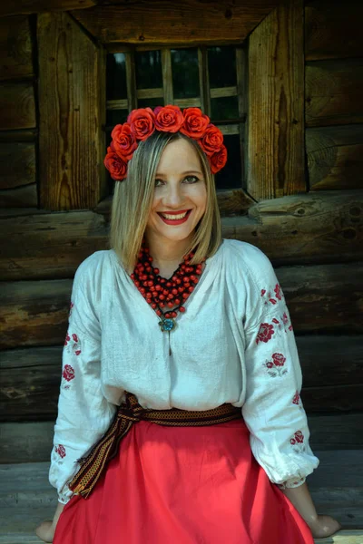 Ουκρανική Κορίτσι Ρούχα Εθνικό Υπόβαθρο Παλιά Σπίτια Του Χωριού Ουκρανικά — Φωτογραφία Αρχείου