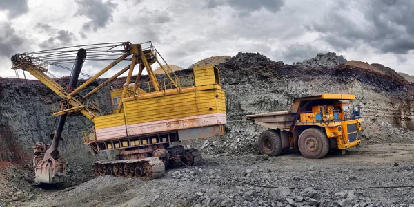 Large Quarry Dump Truck Loading Rock Dumper Loading Coal Body — Stock Photo, Image