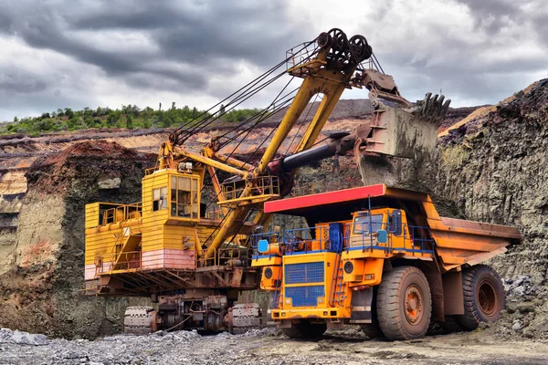 Grande Camião Descarga Pedreiras Carregar Pedra Lixeira Carregando Carvão Caminhão — Fotografia de Stock