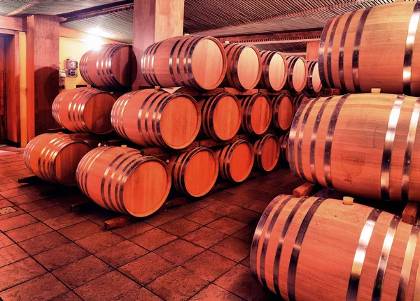 ワイン樽ワイン 金庫の順序で ワイナリーの古いセラーにワイン樽が積まれて — ストック写真