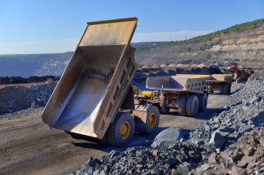 Büyük taş ocağı damperli kamyon. Damper Rock'da yükleniyor. Kömür vücut çalışma kamyona yükleniyor. Araştırma kamyon madencilik makine açık Ocak kömür taşımak için