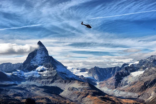Helicóptero Escue Sobre Montaña Matterhorn Suiza — Foto de Stock